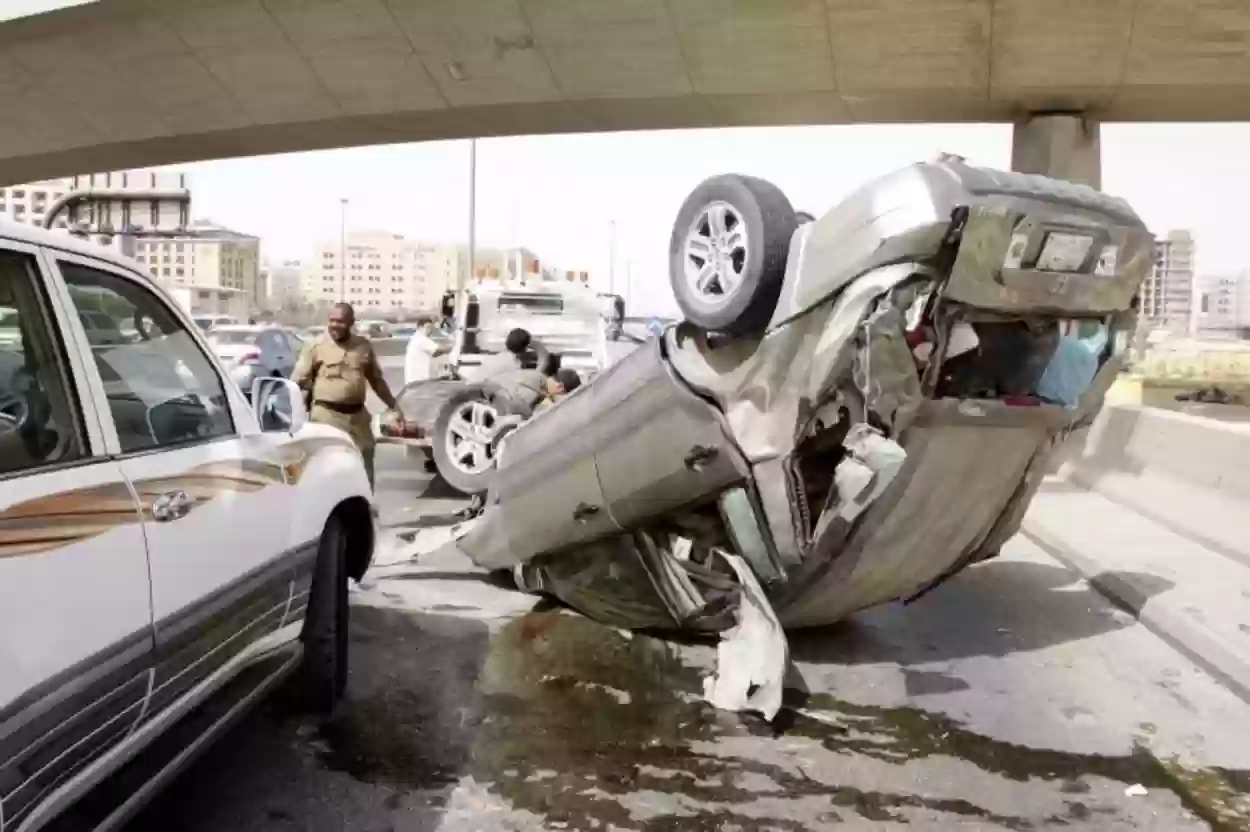 كاميرا توثق لحظة صادمة لعسكري كويتي يتعرض لحادث مروري